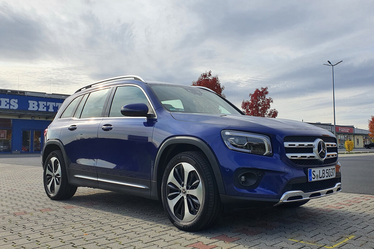 Все еще популярный внедорожник: Mercedes-Benz предлагает GLB до семи мест, с полным приводом и автоматом.