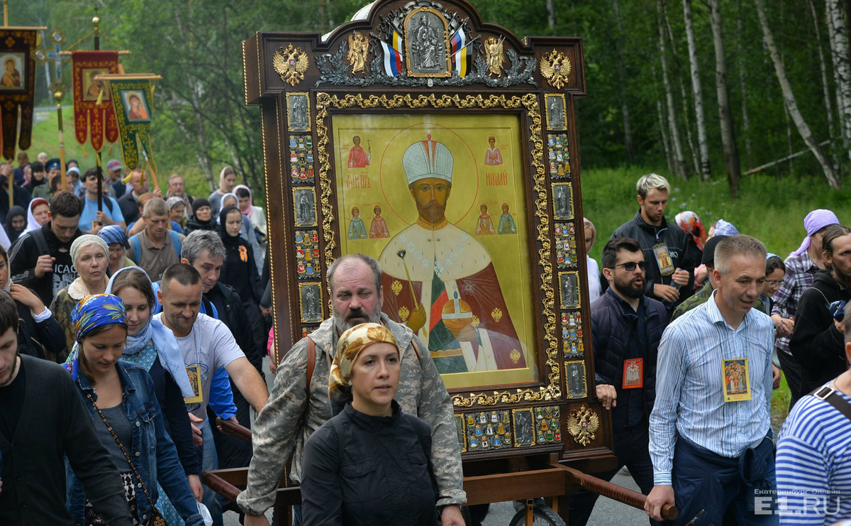 Крестный ход с иконой. Крестный ход с иконой царя Николая. Царский крестный ход Екатеринбург икона царя. Крестный ход с иконами Николая второго.