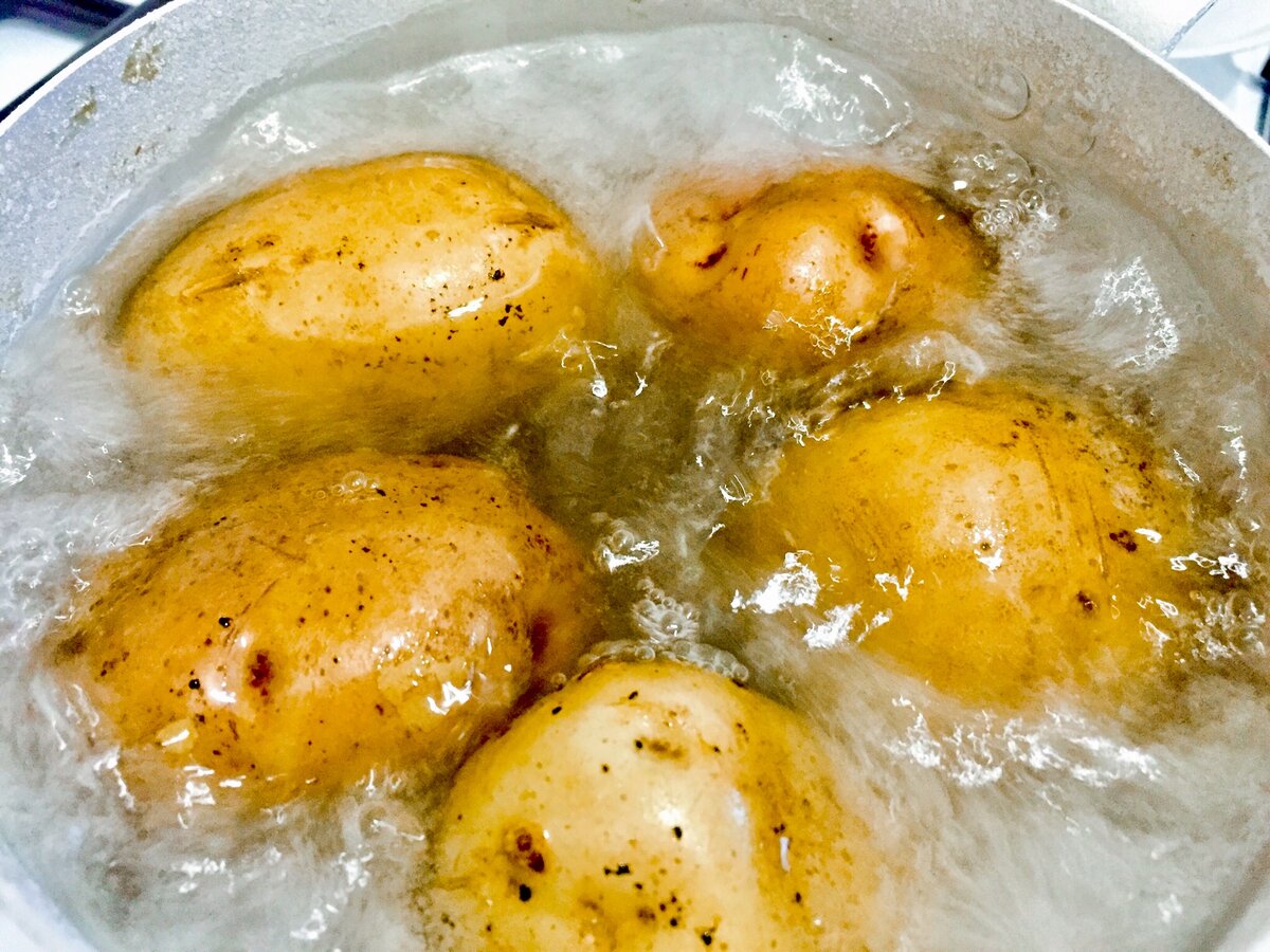 Шипит и пищит в соленой воде: картошка по-канарски