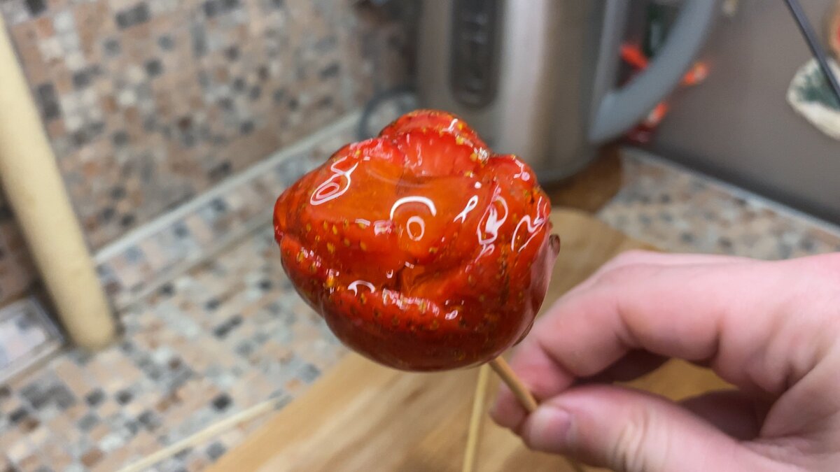 Стеклянные розы из клубники.
