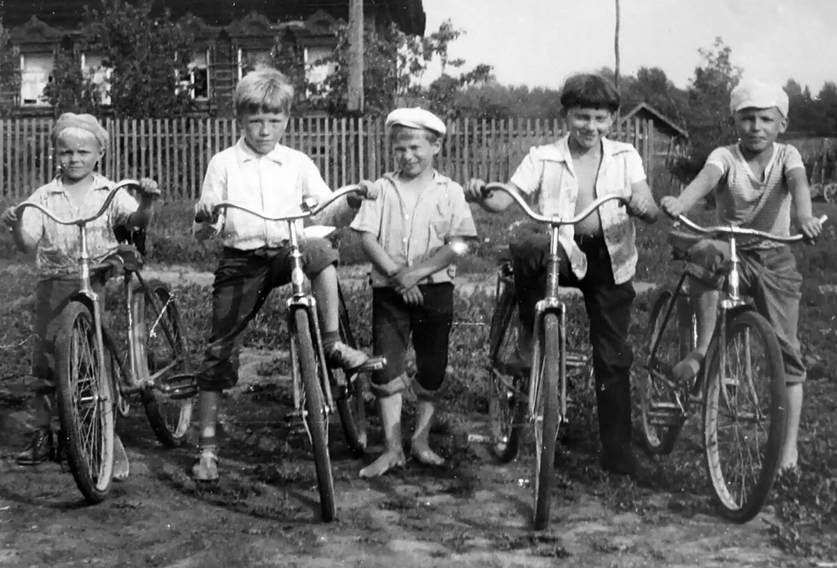 Советские дети со своими «великами». Фото: Ru24.net