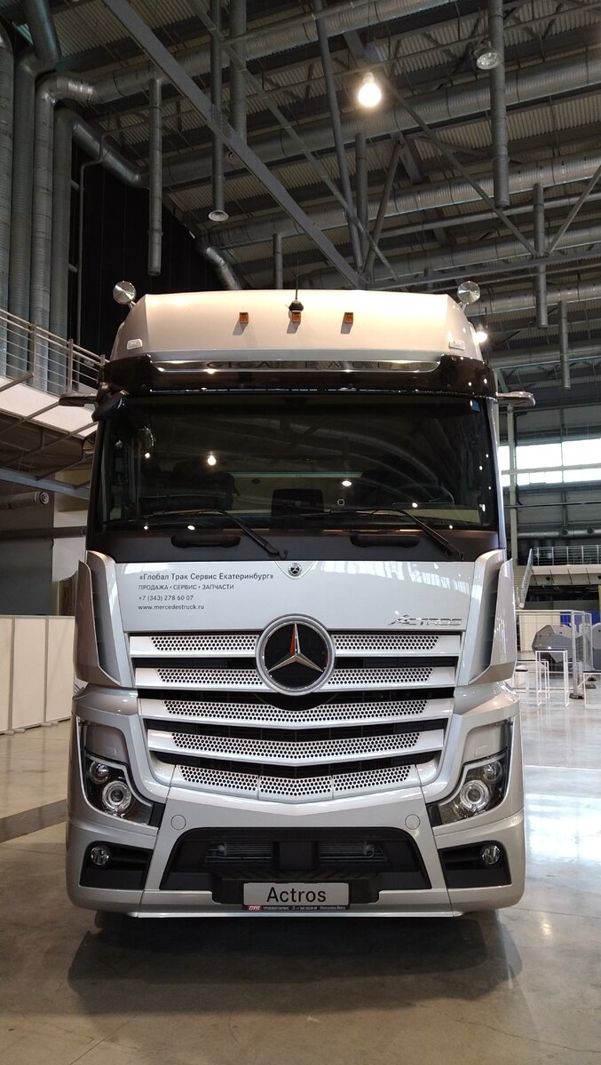 Привычных боковых зеркал нет, вместо них камеры и мониторы, но от бордюрного зеркала отказаться пока не смогли