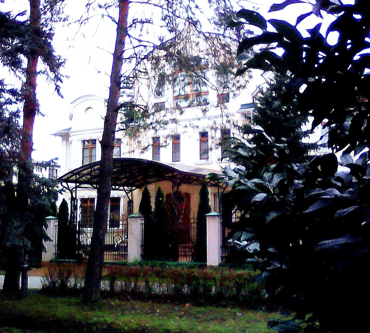 Старожилы Горячего Ключа говорят. что это дача В. Черномырдина. Его семья приезжала лечиться сюда "на воды". 