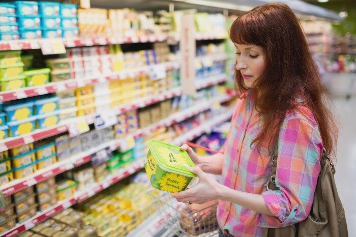 Правильно выбрать сливочное масло в наше время может не каждый человек. Дело в том, что на современном рынке очень много производителей и, соответственно, товара, а вот какой из них действительно качественный и что лучше купить, остается под вопросом. Но разобраться во всем этом изобилии можно, и сделать это не сложно. Достаточно просто посмотреть на упаковку.