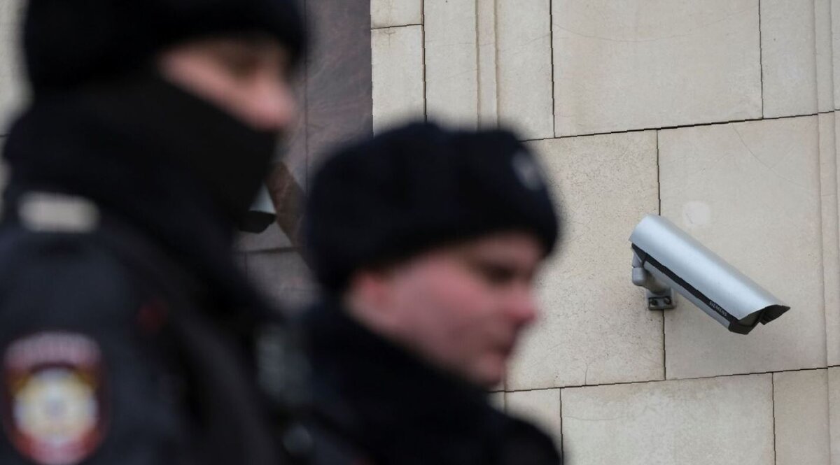Полицейские проходят мимо камеры наблюдения в центре Москвы.