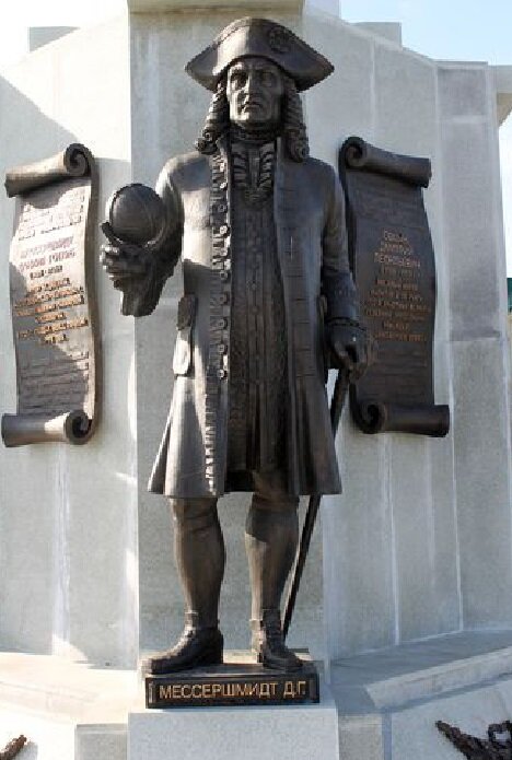 Скульптура Даниэля Готлиба Мессершмидта в городе Ханты-Мансийск