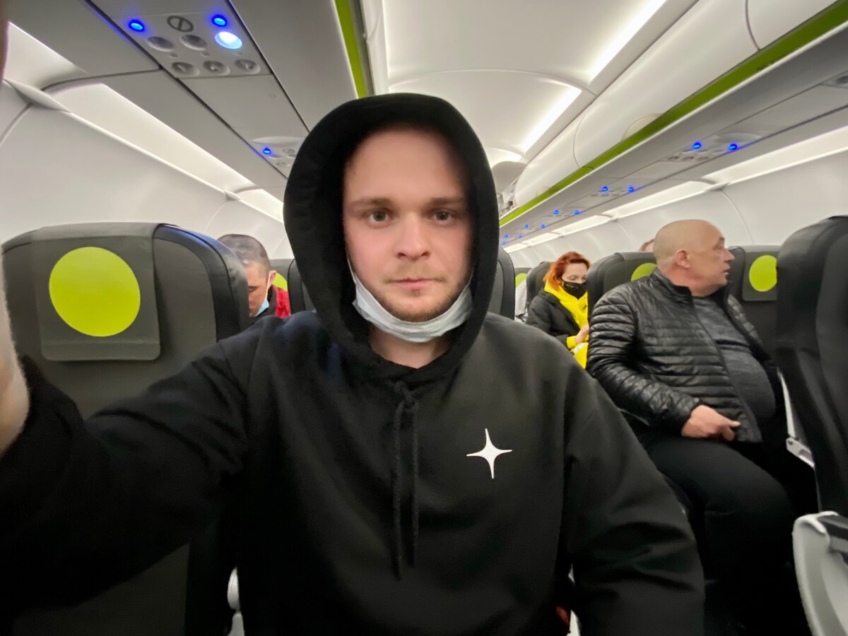 Это я, во время полёта, 2 ночью в самолёте
