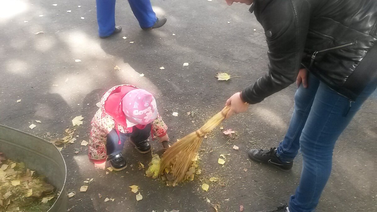 Добрый денек))Спасибо что вы здесь) Поговорю с вами о том как дети помогают в деревне.
Моим детям 7 и 9 лет.Они активные,озорные им лишь бы побегать и поиграть,но к труду их тоже надо приучать.
С утра заправляют постель.После каждой еды помогают моют за собой посуду,это прямо они уже хорошо делают,привыкли.А вот с постелью еще тяжеловато.Пока не напомню не делают.
Затем если прошу вытирают пыль,могут помочь помыть полы,пропылесосить.
Когда в деревне баня они помогают таскать дрова.
Иногда помогают пропалывать огород.Вечером поливают растения,это им нравится.
Дочь помогает накрыть на стол.Она любит смотреть как готовят еду и что то может подсыпать,помешать,порезать.
Сын сам может приготовить яичницу и с удовольствием это делает.
Дочь сама делает себе хвостик и сама расчесывается.
Моются оба уже сами,дочери только волосы помогаю мыть.
С чисткой зубов прямо вообще беда,они прямо не любят это делать все время надо напоминать.
Вешают оба за собой одежду и складывают на полки.Стараются,но до сих пор тяжело это все идет.
Убирают игрушки плохо и долго.
Когда идет посадка урожая любят кидать картошку в лунке,сажать семена и поливать их.
Когда идет уборка урожая помогают собирать картошку,обрезать лук
Если ходим в магазин,могут помочь нести продукты.А уж положить в тележку любят и катать ее тоже.И выбирать себе что-то вкусненькое больше всего нравится.
Вода сама не принесется,здесь помогают по сколько могут.
А вам помогают дети?Если да то как?
Прочитали молодцы.
