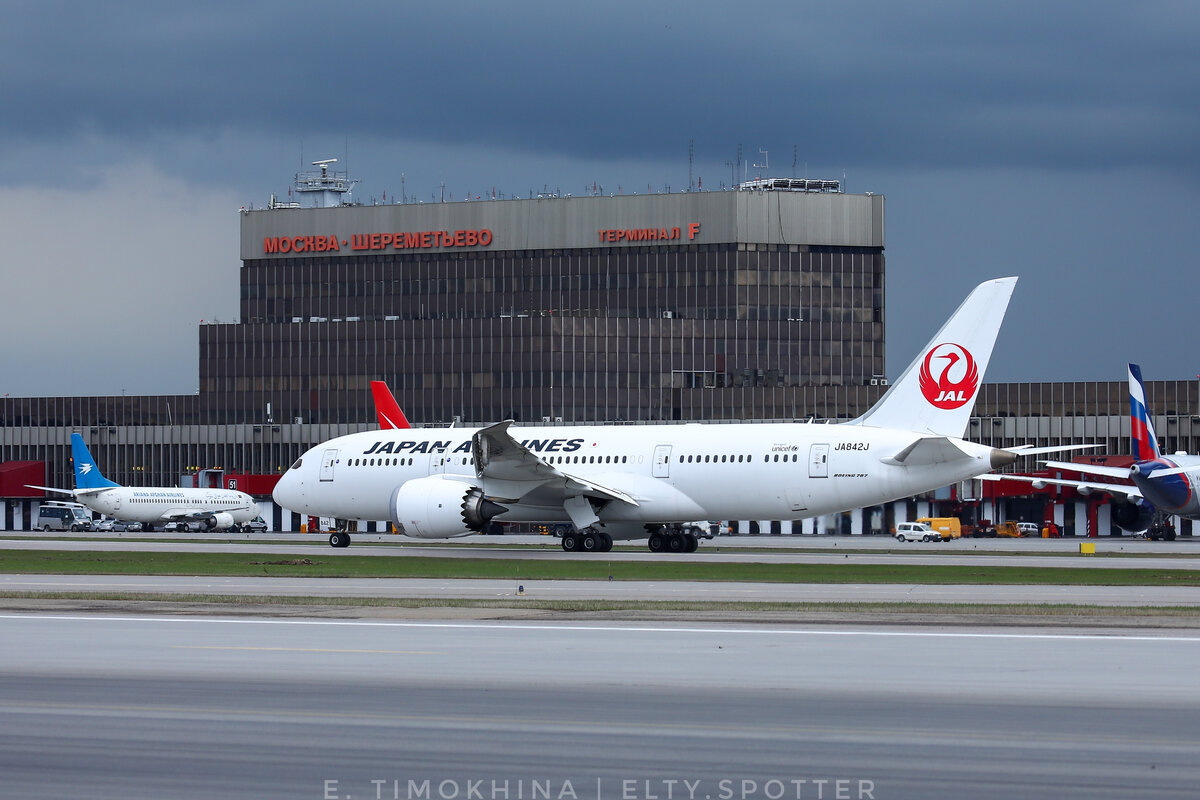 Boeing 787-8 на фоне Терминала F в аэропорту «Шереметьево»