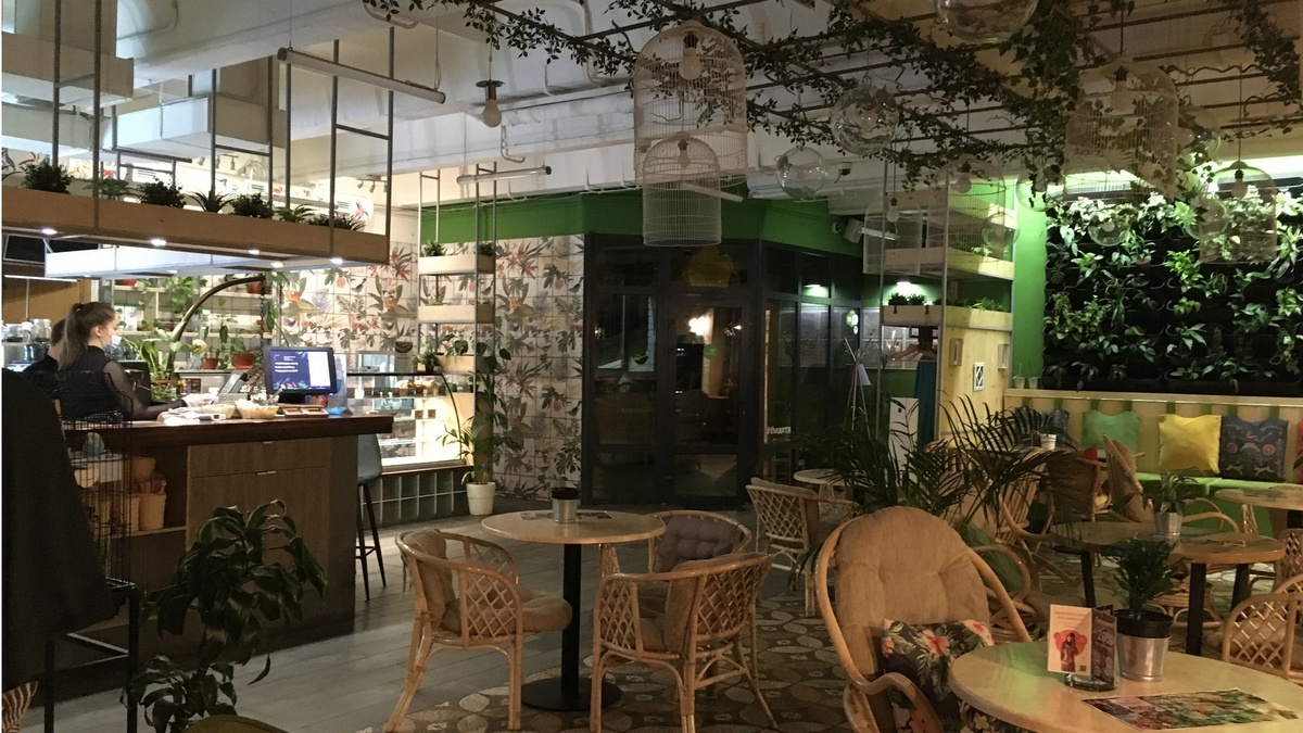 Любимое кафе, в которое раньше заходила после рабочего дня — в ожидании ... 