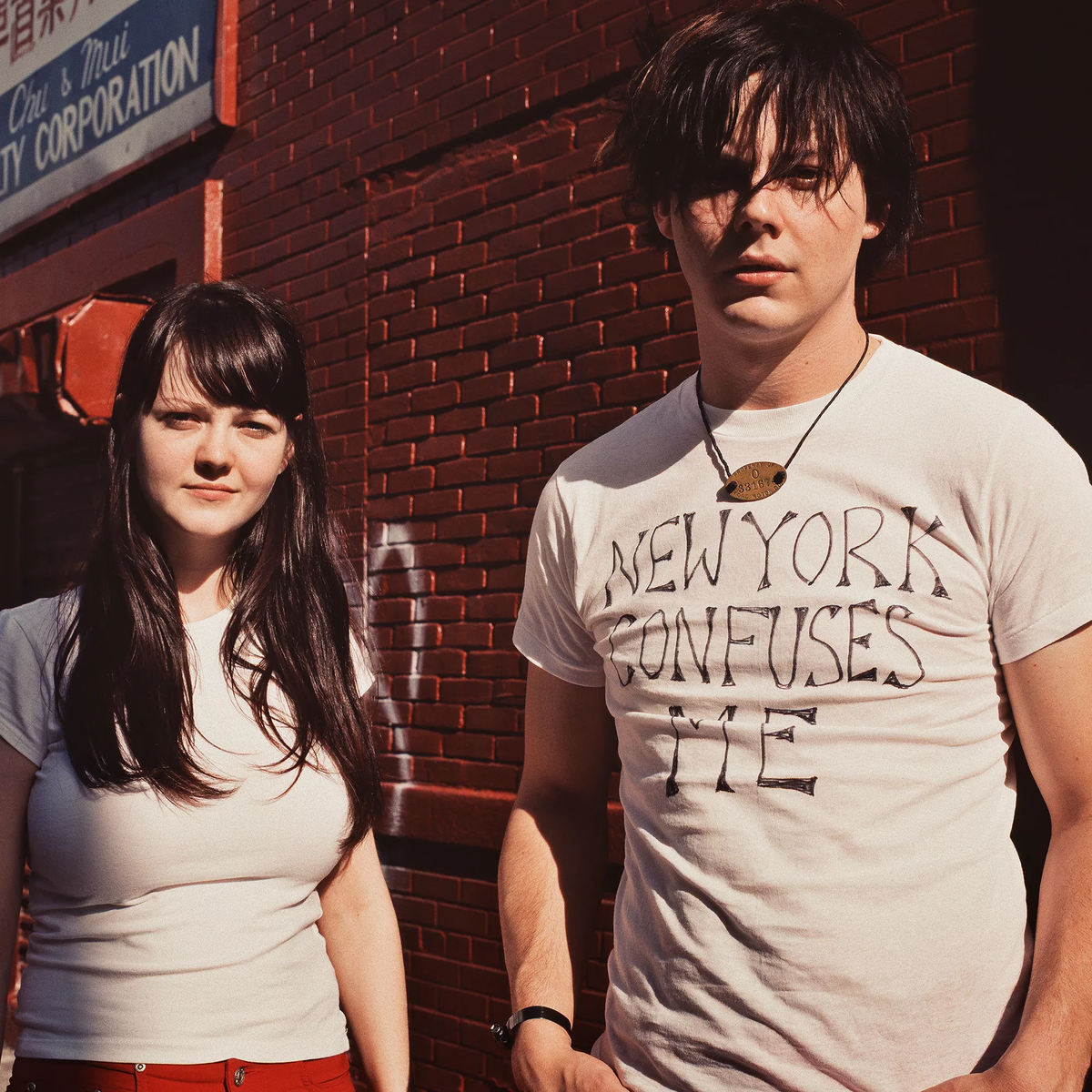 Группа писали. Группа the White Stripes. The White Stripes вокалист. The White Stripes 1999. Группа the White Stripes 2020