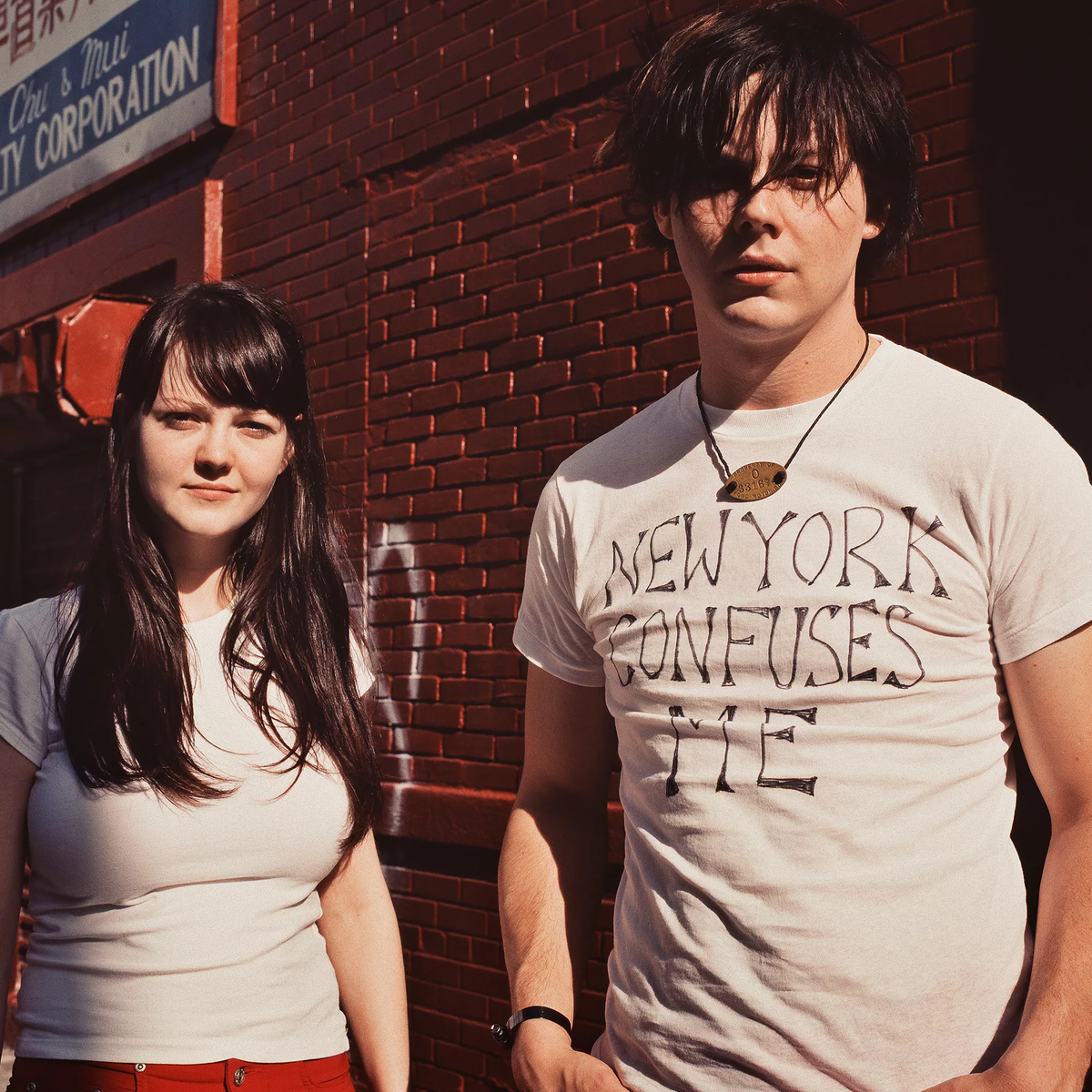 Вайт вайт песня. Группа the White Stripes. The White Stripes вокалист. The White Stripes 1999. Группа the White Stripes 2020.