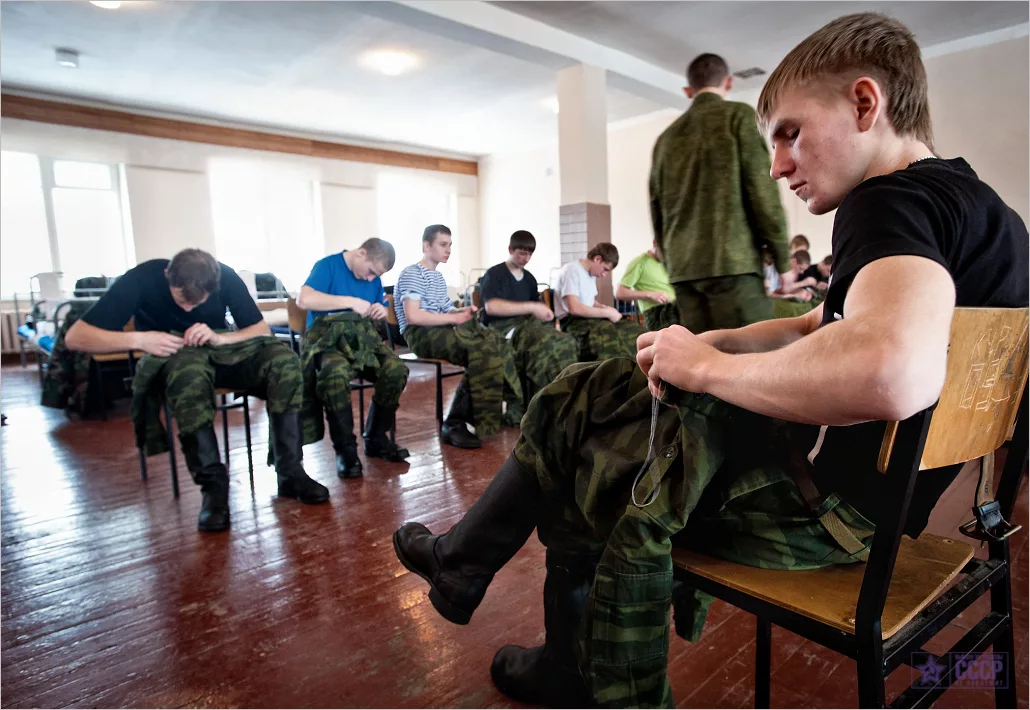 Парни в казармах. Военнослужащие в казарме. Солдатские будни.