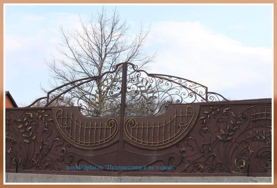 карные ворота на улице Верхне-Набережной.