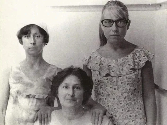 Лия Ахеджакова и Инна Чурикова дружны еще с юности, в начале 60-х годов они вместе работали в Театре Юного Зрителя. Между ними никогда не было соперничества.