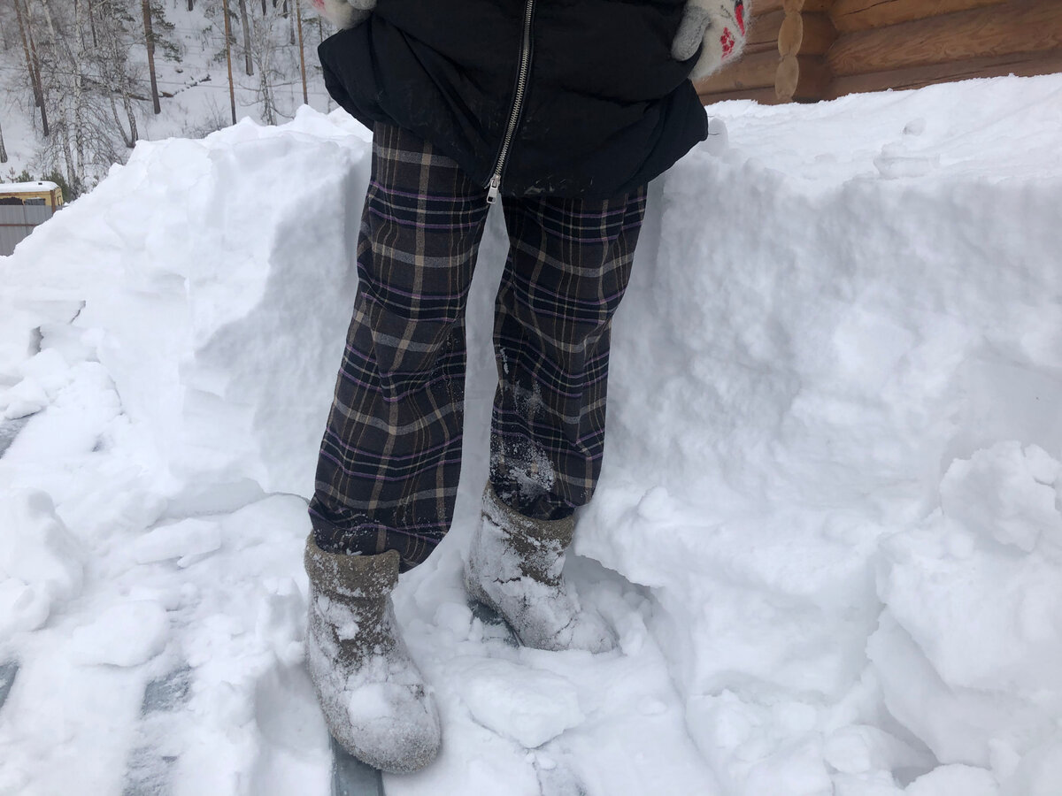 Результат схода одной лавины на навес. Высота 1м.