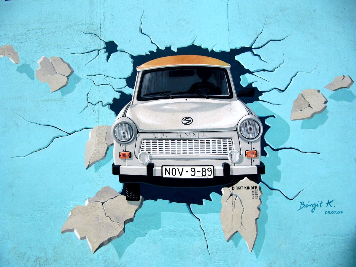 Das Auto fährt gegen die Wand