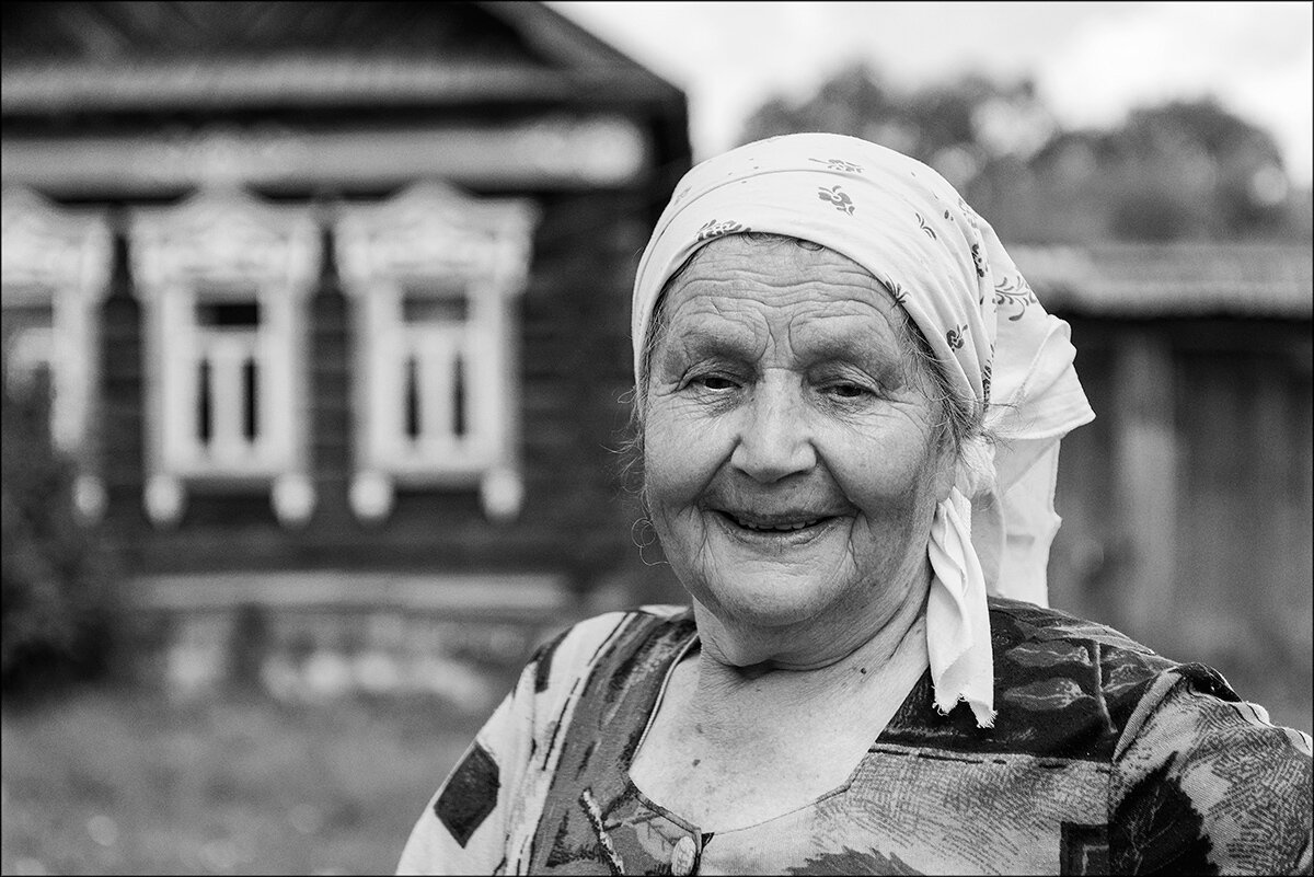 Красивая русская старушка. Бабушка. Деревенская бабушка. Старая деревенская женщина.