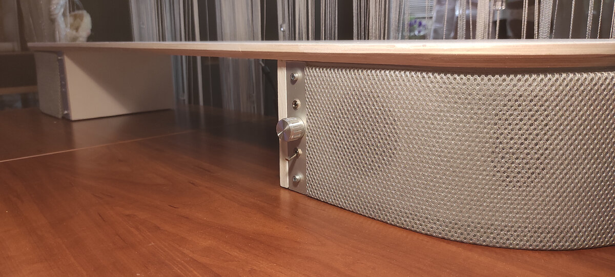 Вид после предварительной сборки. Материал - фанера, гриль - алюминиевая сетка из леруа обтянутая тканью. 