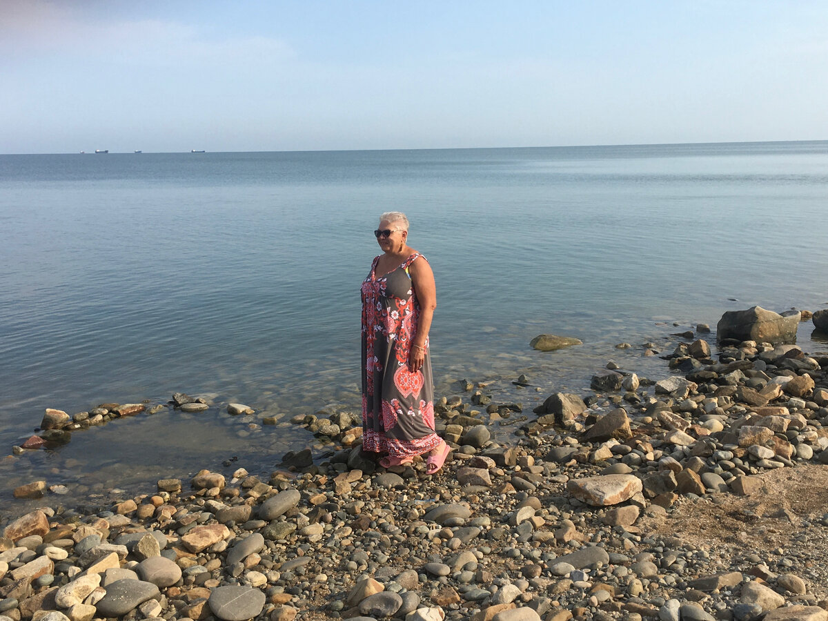 Мама отдыхала в районе пляже "Каменка". Камней действительно много, но людей было мало. Это август