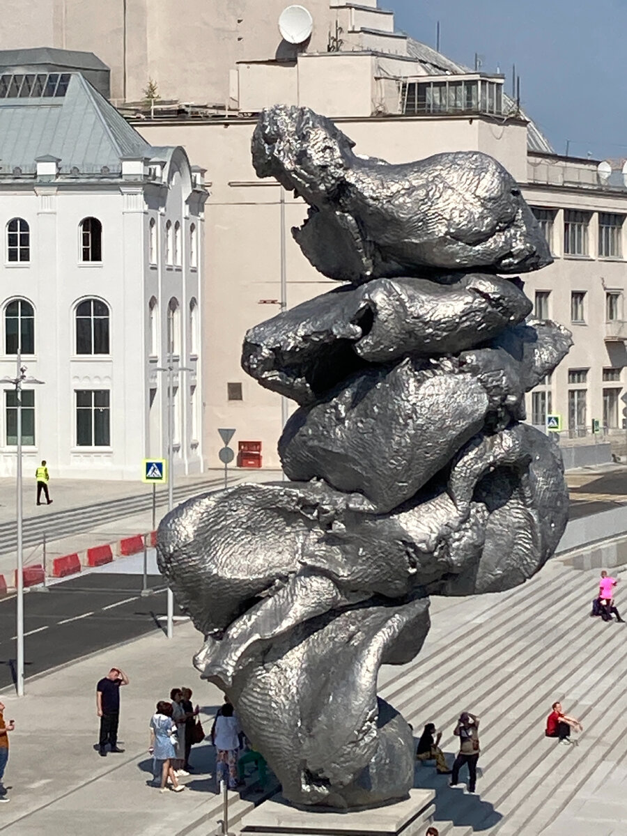 памятник куча глины в москве