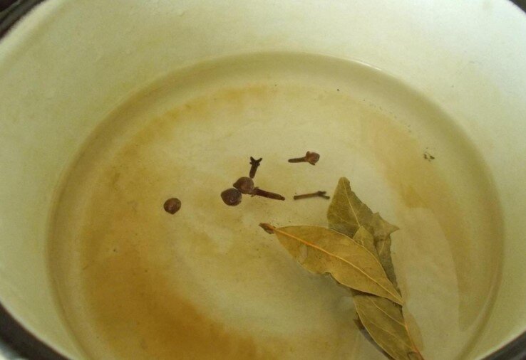 По желанию можно добавить лавровый лист.