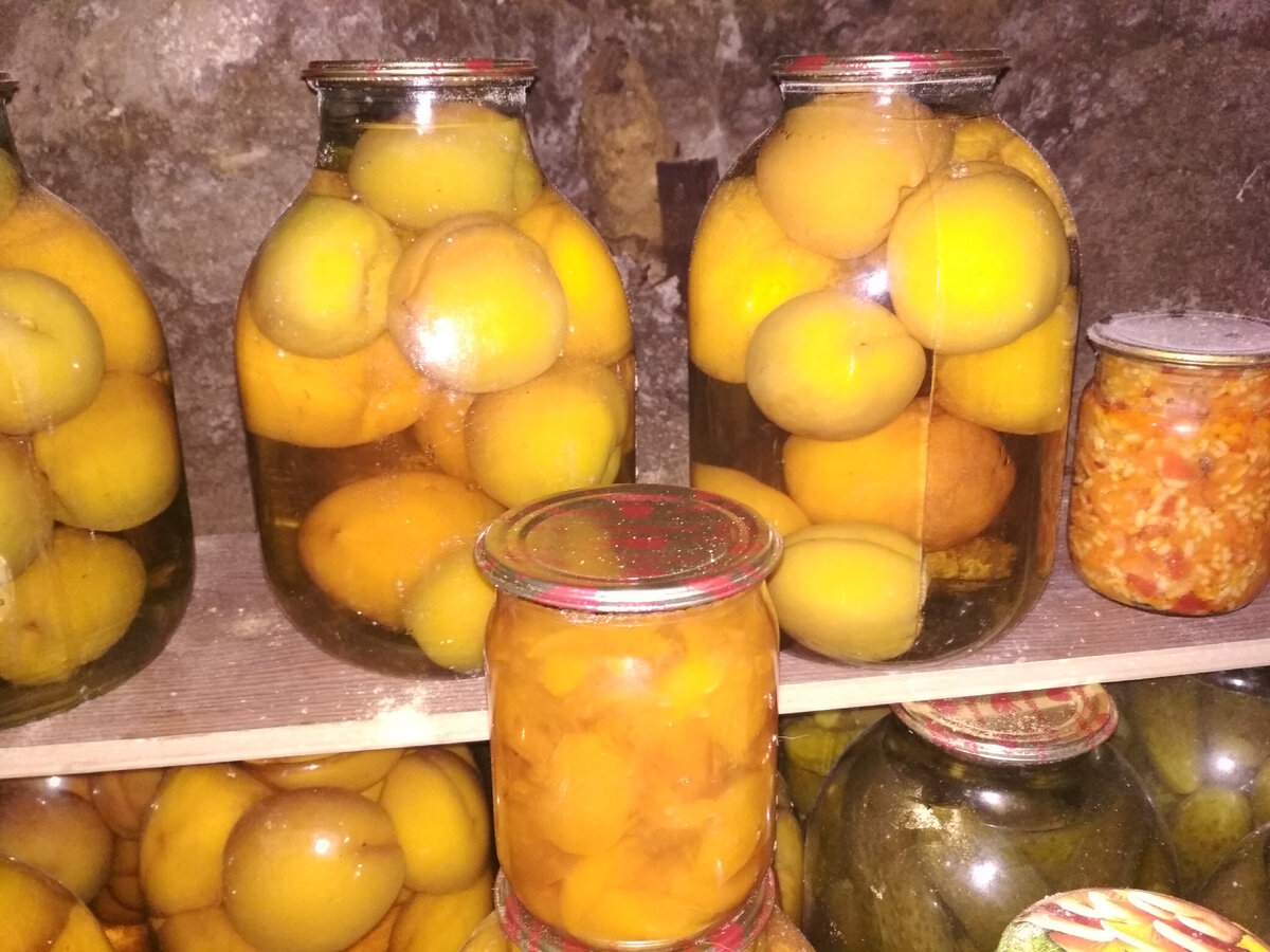 На переднем плане баночка персикового варенья