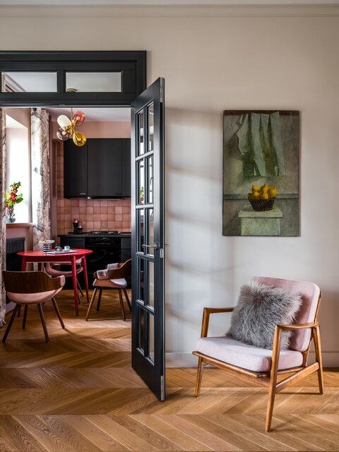 Ещё один пример «французской ёлочки» в интерьере. Делать и в кухне паркетный пол — тренд сегодняшнего дня. Автор проекта: Наталья Логинова. Фото: Михаил Степанов.