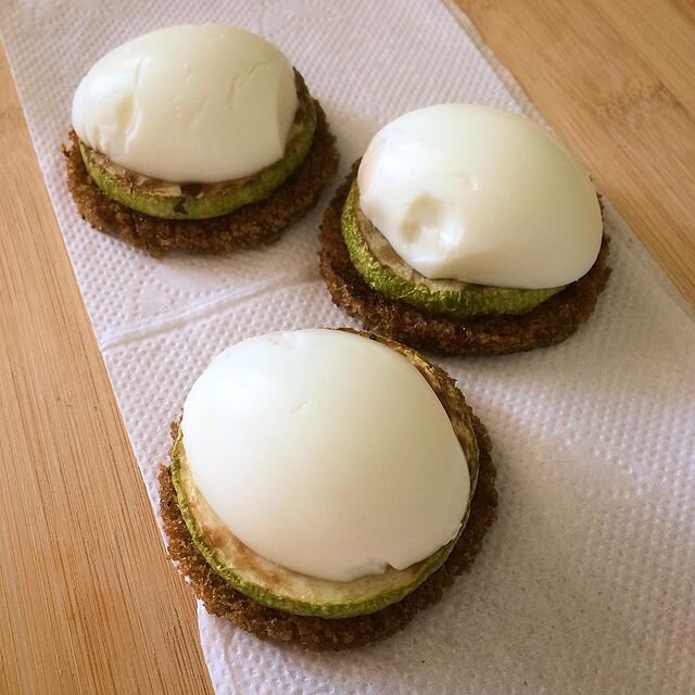 Чесночные гренки с кабачком и вареным яйцом. Родом из СССР