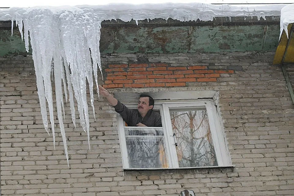 Сосульки на крыше. Огромные сосульки. Огромные сосульки на доме.