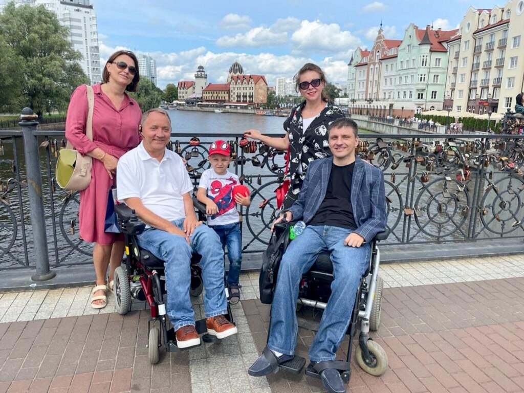 В гостях у своего друга — калининградского бизнесмена-колясочника Романа Аранина (героя первого сезона «Соли земли»). С сыном Артемом и женами.