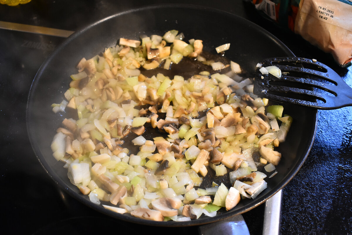 Нашла удачный рецепт заливного пирога с мясом: он мне так понравился, что  буду готовить частенько. Делюсь рецептом | Готовим с Екатериной Койдой |  Дзен