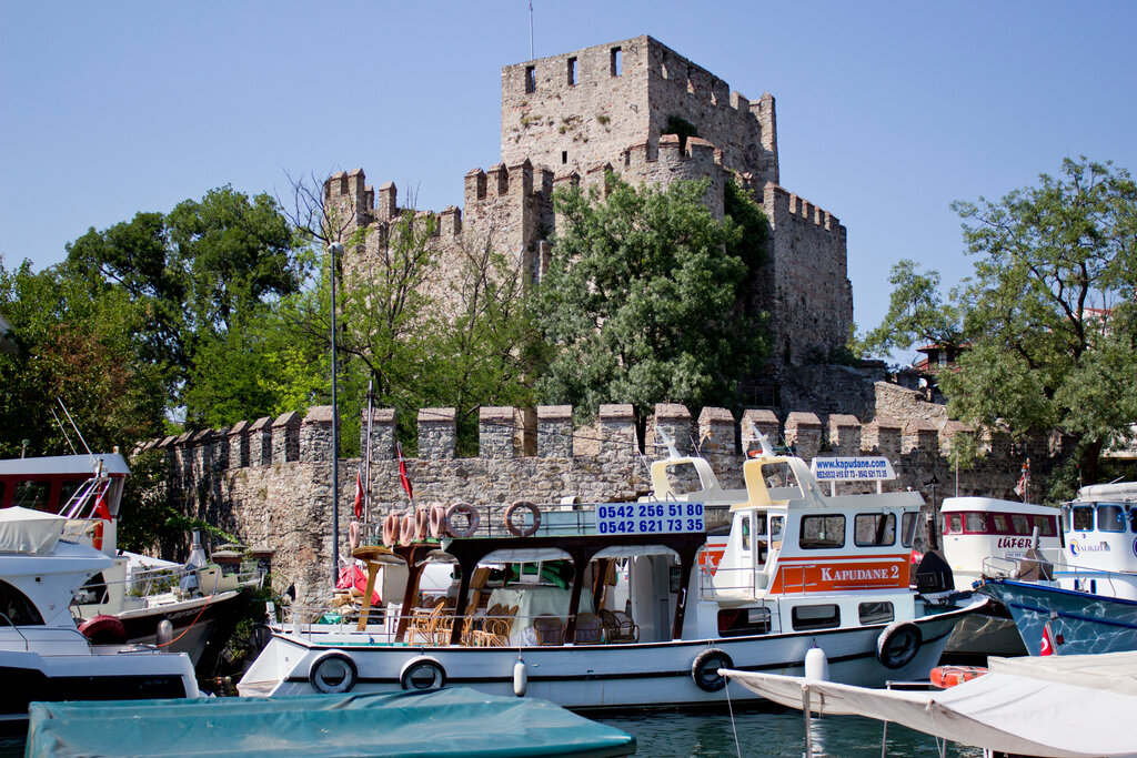 Istanbul province. Анадолу Хисары в Стамбуле. Анадолухисар Босфор. Крепость Анадолухисар. Анатолийская крепость в Стамбуле.