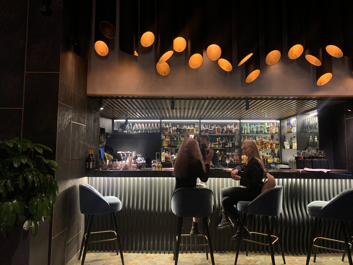 Бар при входе