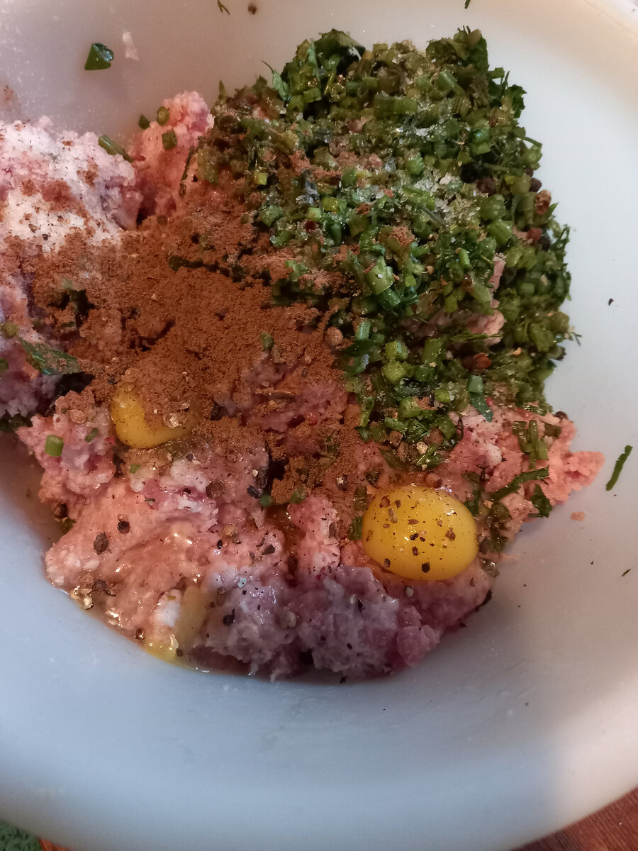 Фарш свино-куриный, яйца перепелиные,лук, мускатный орех,зелень, соль