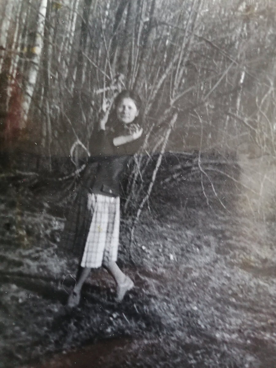Танцевала я везде, даже в лесу перед фотоаппаратом. Фото из семейного архива автора