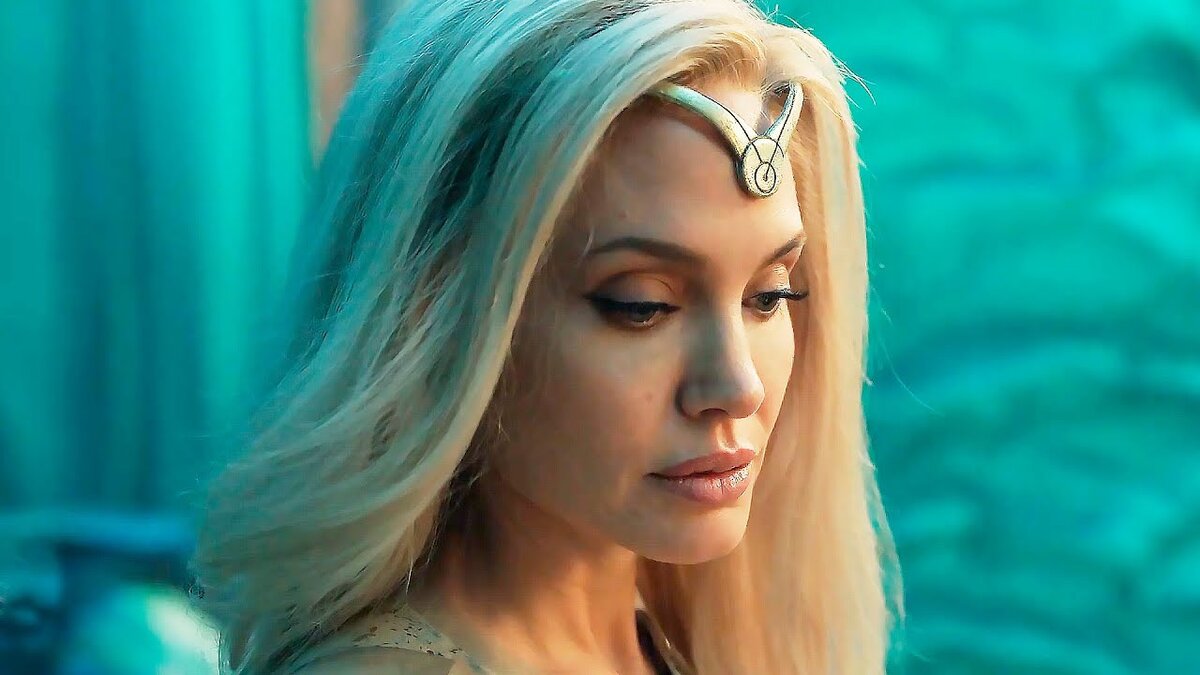 Здесь и далее кадры из фильма "Вечные". Режиссёр — Хлоя Чжао