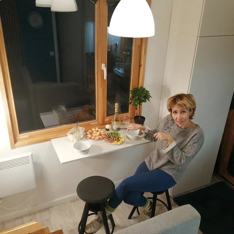 Раскладной стол у окна. Розетка для зарядки справа