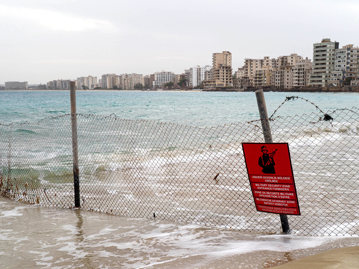 Вид на район Вароша с пляжа Palm Beach. Район огорожен забором, сеткой и колючей проволокой. 