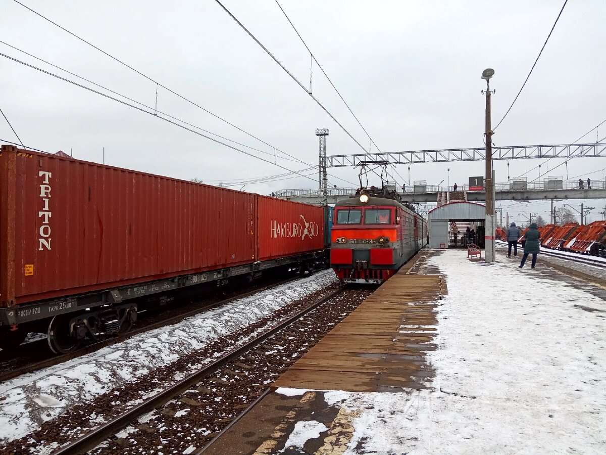 В ожидании электропоезда на Москву: очередной грузовой мчится мимо ст. Шатура в сторону Куровской.