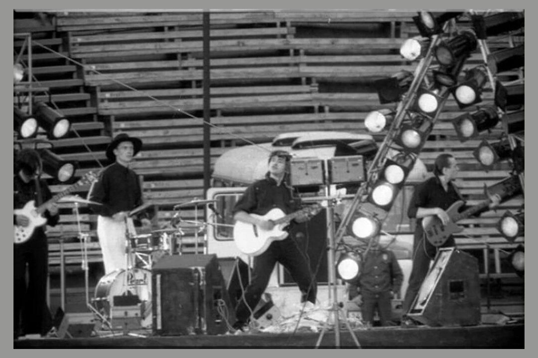 Выступление Виктора Цоя на иркутском стадионе "Труд". 27 мая 1990 г. Фото К. Куликова 