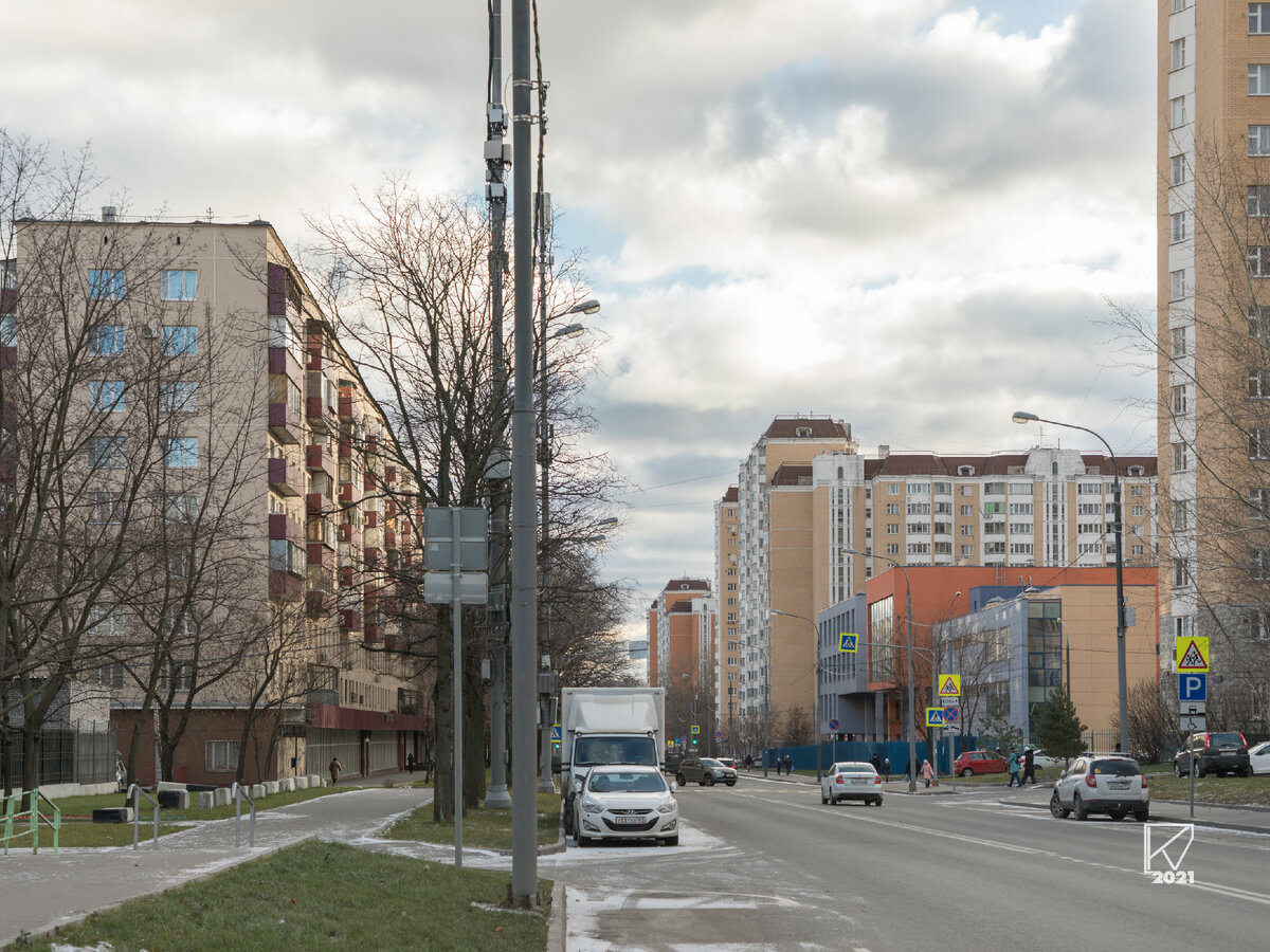 Общий вид на юг. Видны жилые дома серий I-515/9м и П-44Т. Также справа виднеется здание школьного отделения № 1 школы № 183 (бывшая школа № 272; Дубнинская ул., 41). 22.11.2021