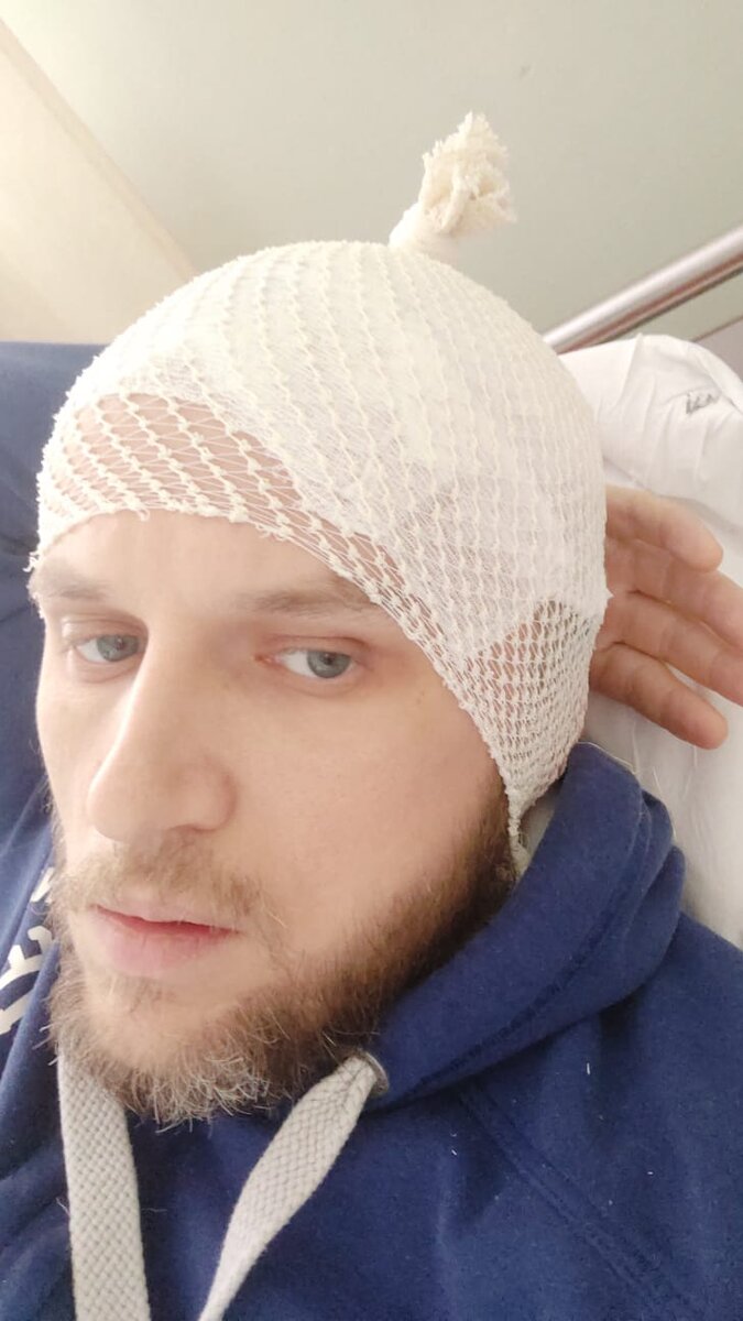 Вернув на «аэродром свой подбитый фюзеляж» я встретил удивленную медсестру. «Ты где был,  Мистер Ватрушкин? Подругу Ватрушкину свою навещал в палате? Вас зимой много таких» Строго  спросила она.
«Пройтись попытался». Коверкая каждый слог протянул я незнакомым мне голосом. «Куда? До крематория?» То ли серьезно, то ли шутя продолжала негодовать она. «Тебе лежать надо, все, что нужно есть у кровати» напоследок указала медсестра на утку…
И без того мутное сознание сказало мне «Пока» и я снова провалился в беспокойный сон…. 
А потом начались звонки..Ответить я не решался, потому что пугался своего нового голоса,  вернее его подобия.. Вместо  этого пытался писать. Перед глазами расплывались буквы. Я не попадал в клавиатуру и выдавал чудаковатую «абракадабру»  . Так прошла еще неделя. С нетерпением Дженис Джоплин, Никки Сикса, Боба Дилана и моего любимого Эрика «slow hand» Клэптона я ждал ежедневного укола с сильным обезболивающим. Каждый день меня навещал мой спаситель нейрохирург Сергей Павлович. Его уверенность вселяла в меня надежду. Он был доволен результатом операции. Регулярно меня водили на перевязку. Один раз длинными коридорами свозили н компьютерную томографию головы.Пару раз приезжали «свидетели моей встречи со столбом» Коля, Катя и Алена. Привезли нектар и амброзию в виде острых твистеров из моего любимого куриного фастфуда. Вслед за ними меня навестила милая сопрано из моего церковного хора. Я пропустил ночную Рождественскую службу и не отвечал на звонки. Меня потеряли и через Людмилу обо всем узнали. По всей Москве начали заказывать сорокоусты о моей скорейшем выздоровлении.Коллега заботливо вручила мне удобную пижаму и еще одно мое любимое лакомство-шаурму. Мы недолго поговорили и я, испытывая усталость, попрощался со своими гостями. Уединившись в палате, я осознал насколько меня любят и переживают друзья. Катились слезы. Продолжая плакать уснул. 
Прошло по тому же сценарию еще пару дней. Утренний обход, перевязка, физиотерапия, укол. И вот на очередном обходе мой нейрохирург сказал, что меня пора переводить на следующий уровень «тетриса» в отделение травматологии для операции на ключице. За этой постоянной головной болью я забыл о том, что до сих пор сломана ключица. От левого плеча до груди на коже океаном разливался багровый отекший синяк. Моя бдительная медсестра помогла собрать мой нехитрый скарб и я, попрощавшись с соседями, покинул отделение нейрохирургии.
