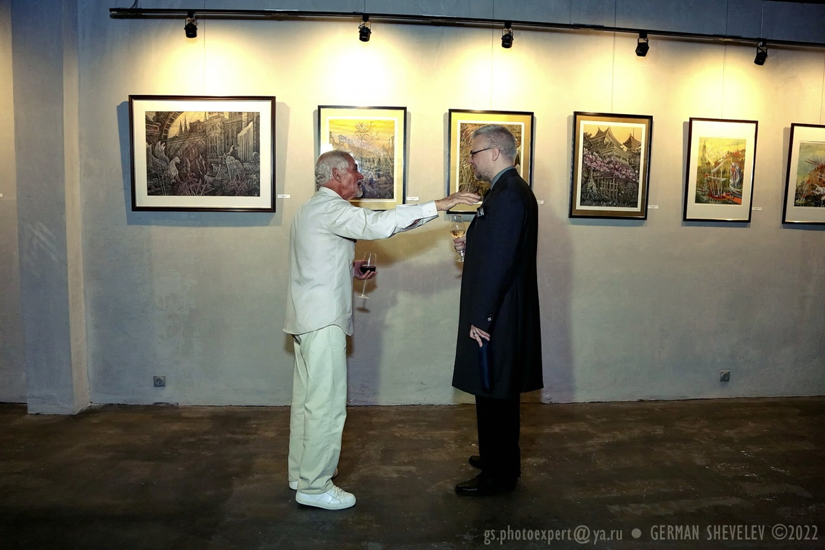 Ряд, издали тяготеющий к чёрно-белости...