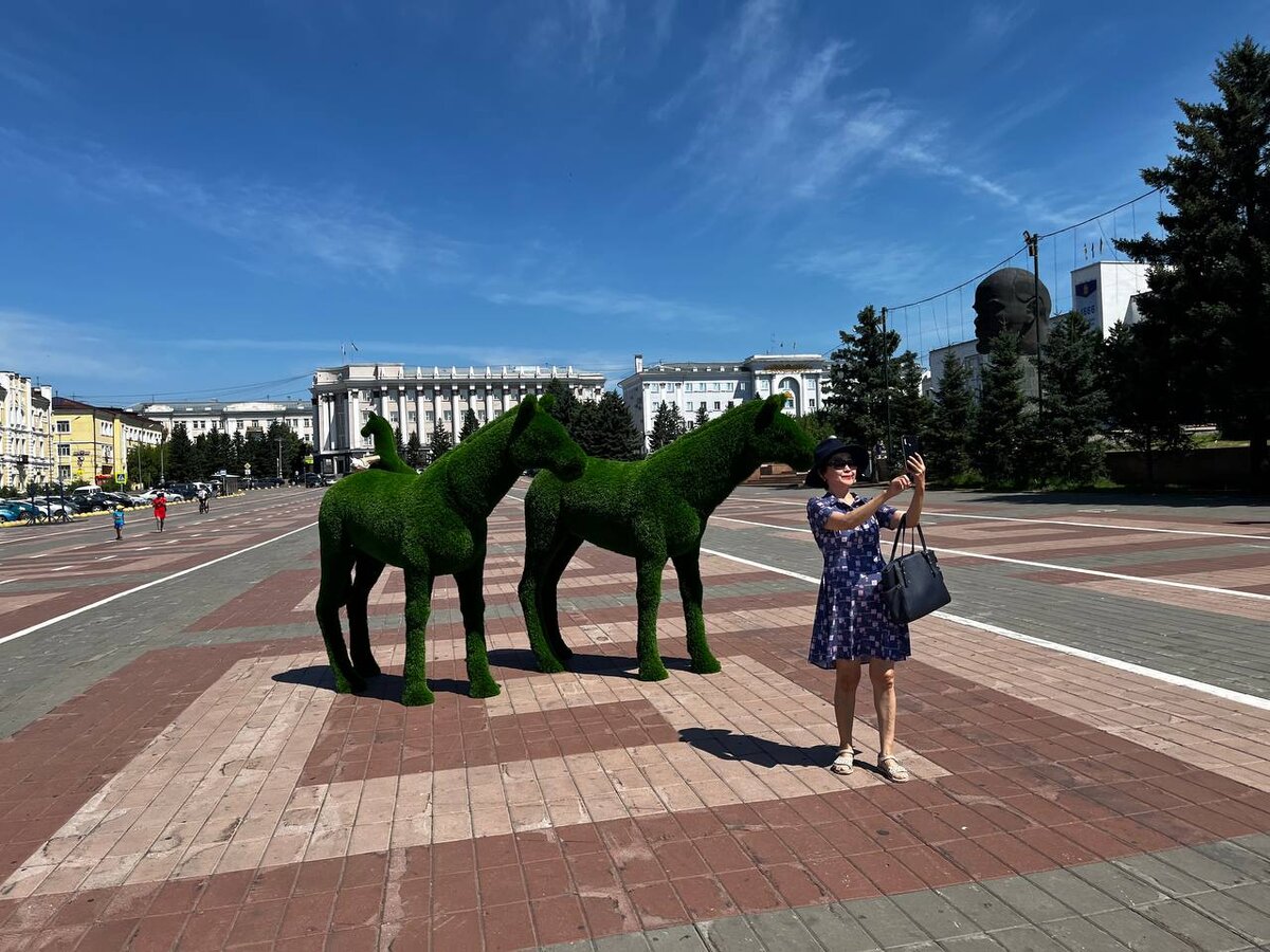 На Площади Советов жители города уже фотографируются на фоне новых арт-объектов. Фото ИРА "Восток-Телеинформ".