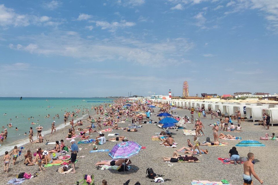     В прибрежных зонах полно туристов, например, как в поселке Новофедоровка, где сейчас не протолкнуться Евгений СТОЯНОВ