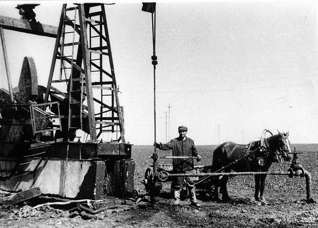 Нефтяная скважина в 1949 году Источник: realnoevremya.ru