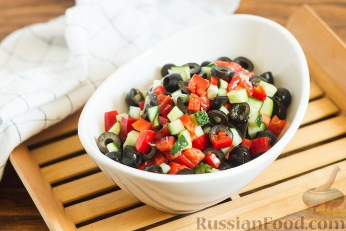 огурцы свежие, перец болгарский красный, маслины чёрные без косточек, чеснок, сок лимона, масло растительное, соль, перец чёрный молотый