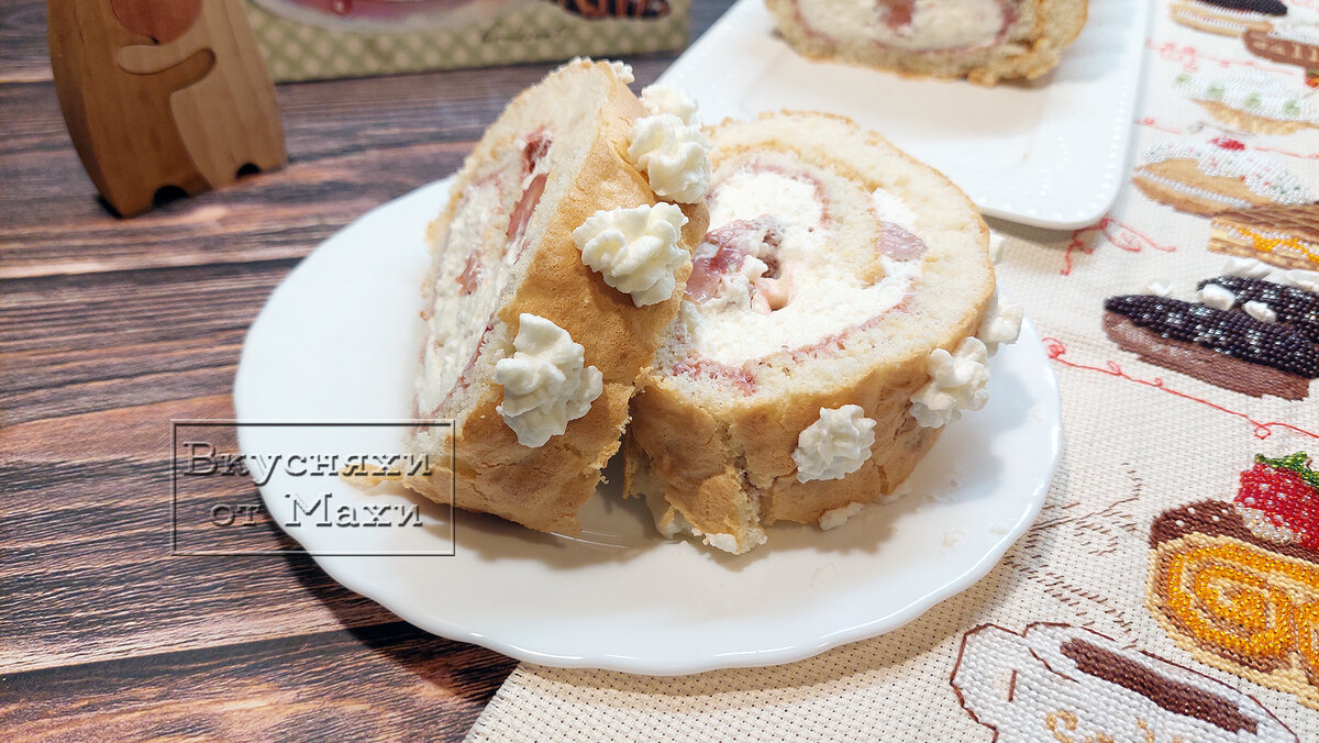 Нарезанный клубничный рулет