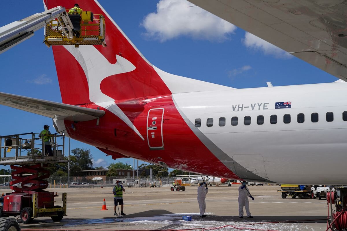 Австралийская Qantas приносит извинения клиентам за операционные проблемы